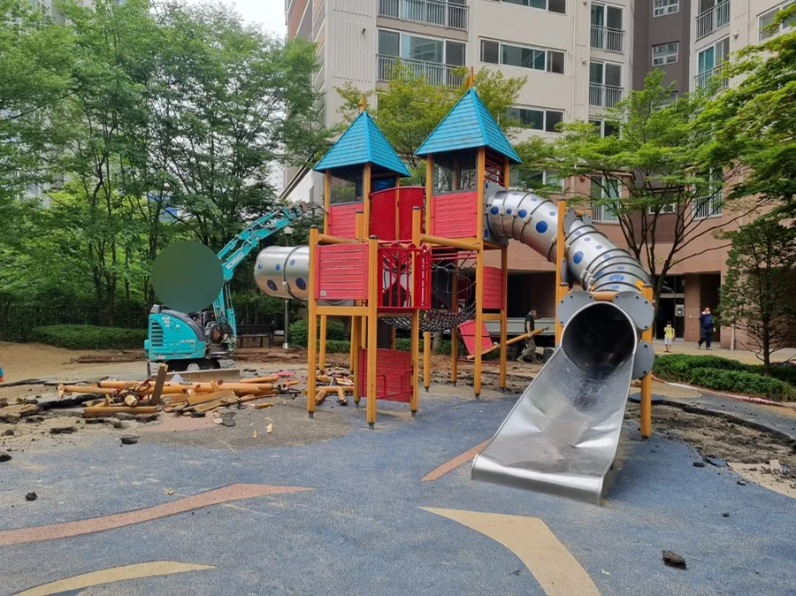 야외 놀이터 철거 현장 시공 사진 3