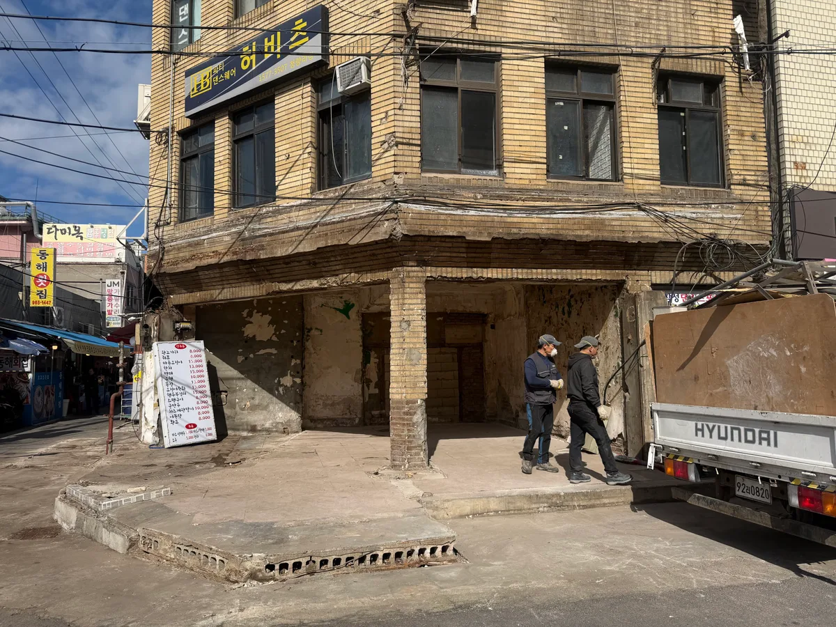 서울 청량리 상가 내부 철거 및 외부 페인트 작업 현장 시공 사진 10